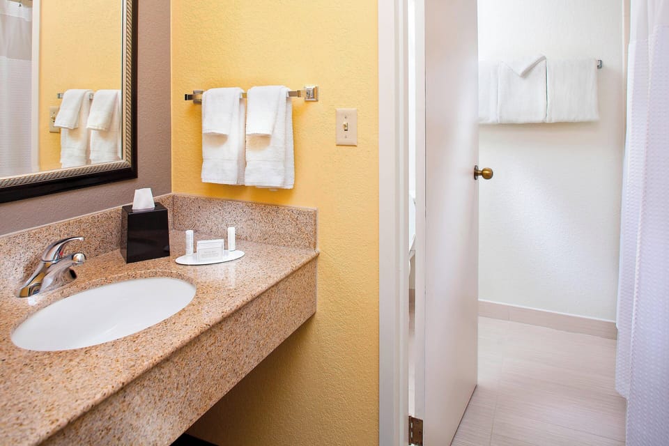 Combined shower/tub, free toiletries, hair dryer, towels