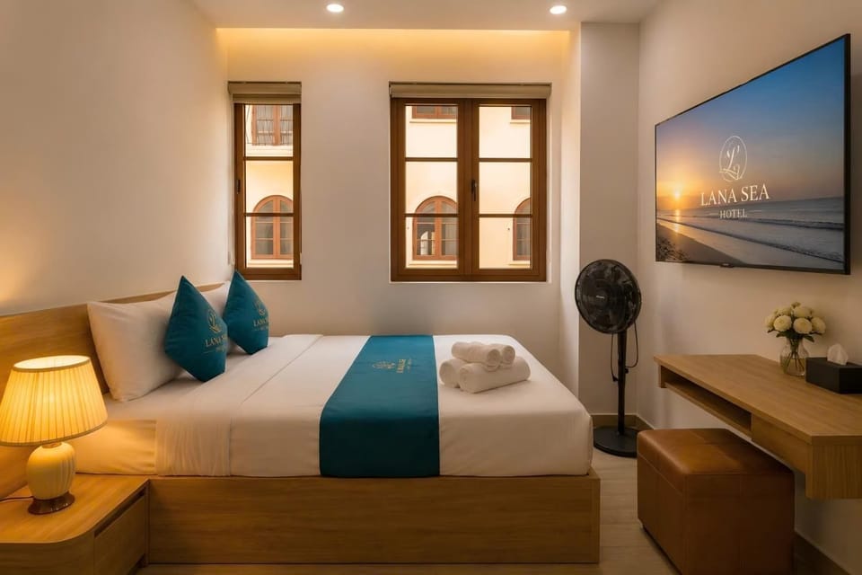 Deluxe Studio, Kitchenette | Blackout drapes, iron/ironing board, WiFi (free)