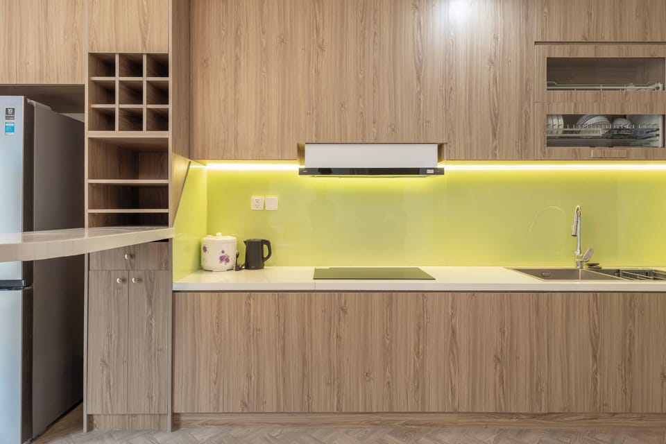 Executive Studio Suite, Balcony, City View | Private kitchen