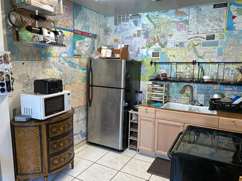 Full-size fridge, microwave, oven, stovetop