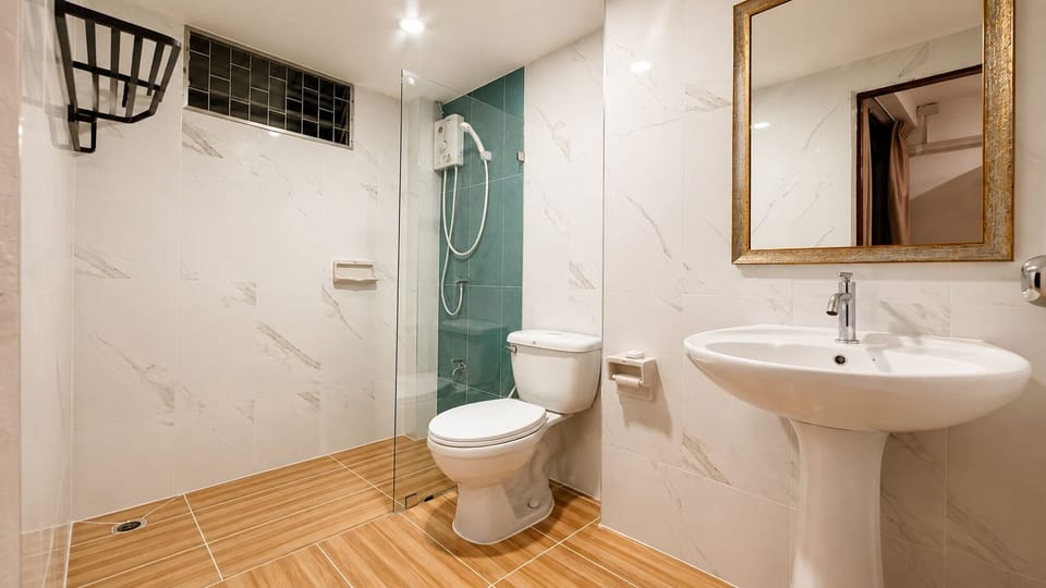 Superior Double Room | Bathroom | Towels, soap, shampoo, toilet paper