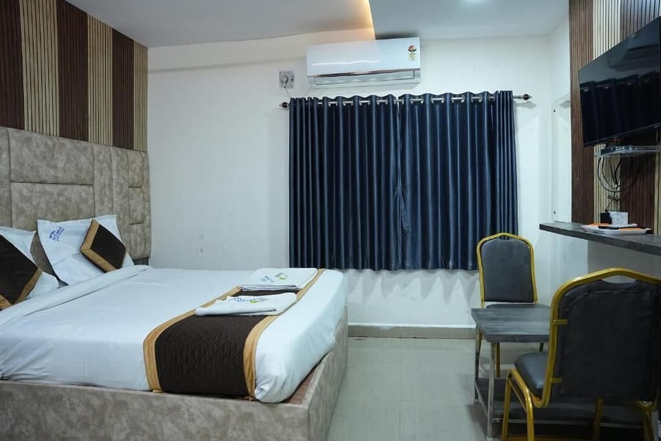 Standard Double Room | Desk