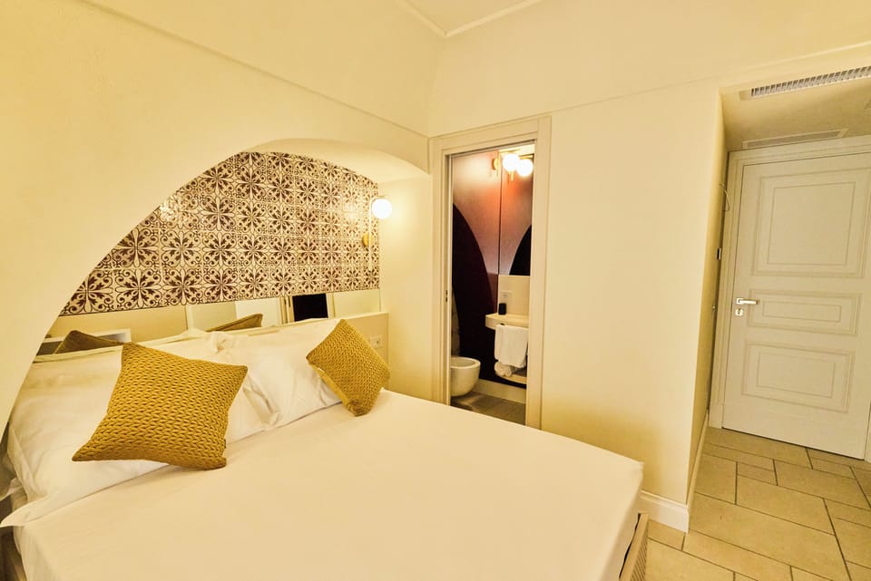Classic Double Room - Camera 6 Camelia | In-room safe, blackout drapes, soundproofing, iron/ironing board