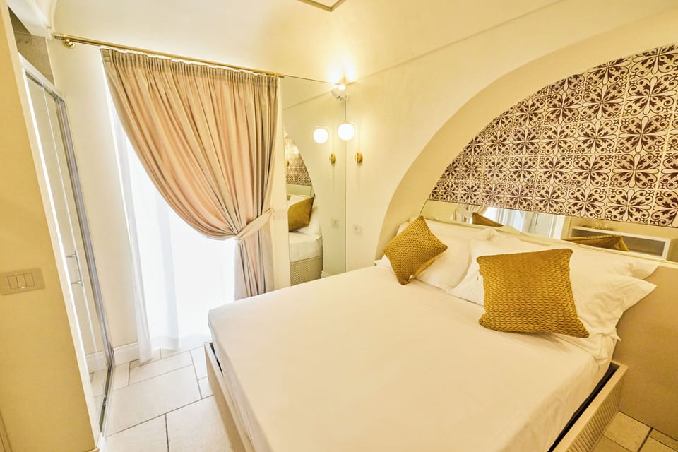 Classic Double Room - Camera 6 Camelia | In-room safe, blackout drapes, soundproofing, iron/ironing board