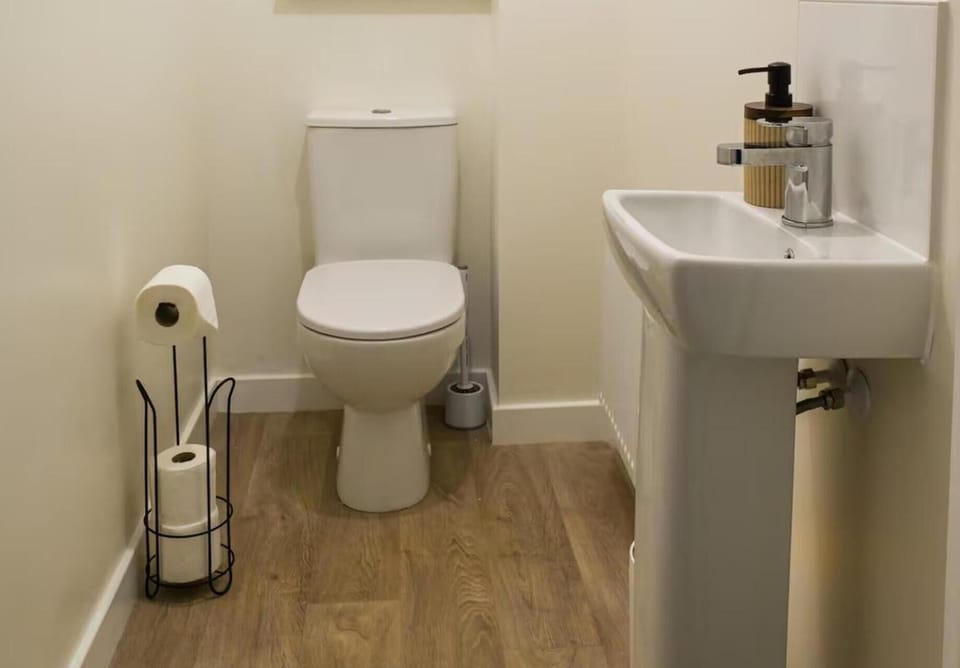3-bed House, Sleeps 7 With Parking & Garden House in Motherwell