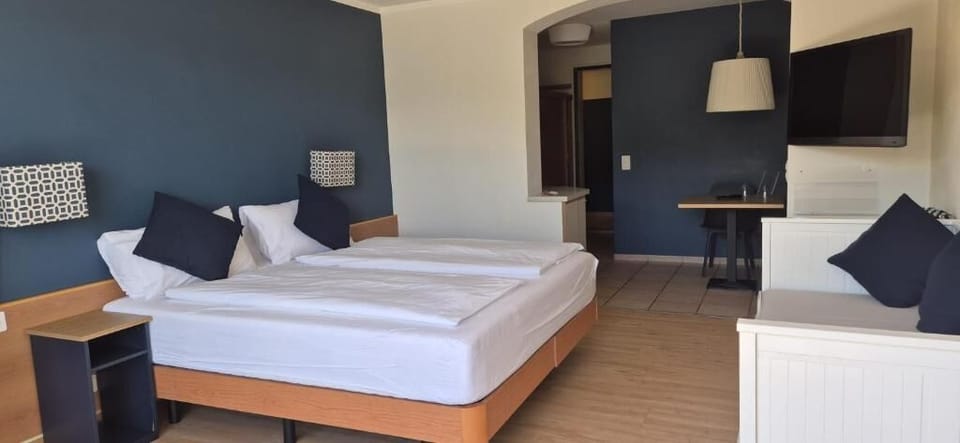 In-room safe, WiFi (free)
