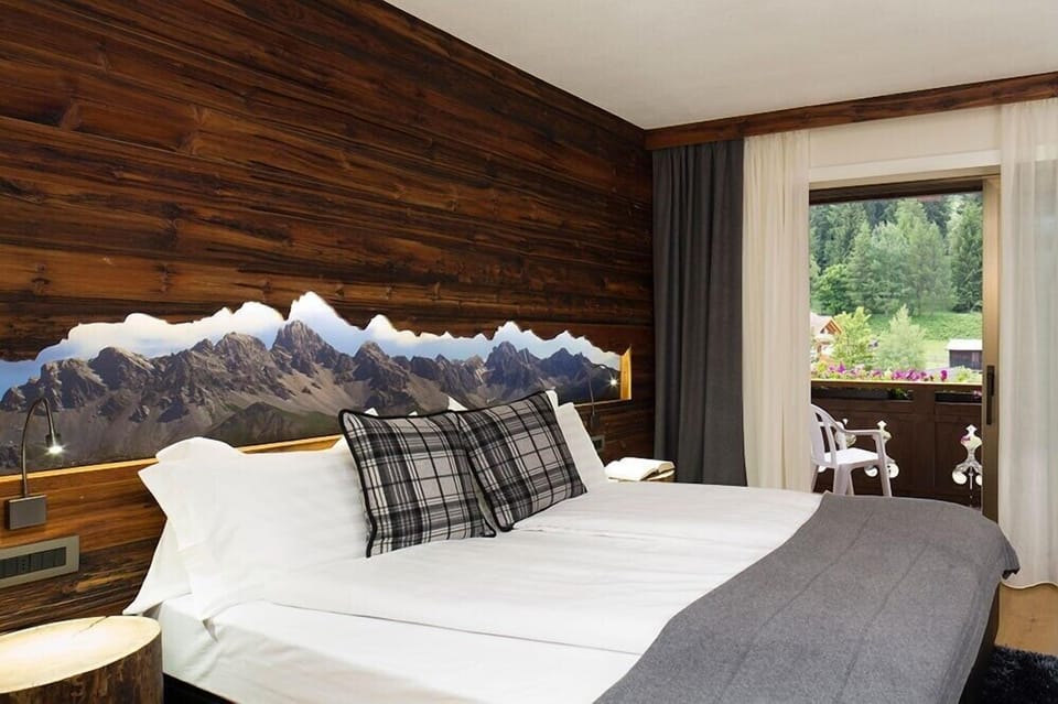 Deluxe Suite | Down comforters, in-room safe, individually furnished, desk