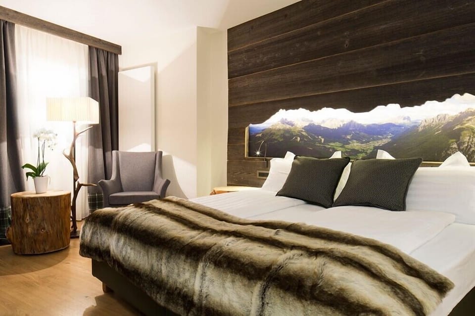 Deluxe Suite | Down comforters, in-room safe, individually furnished, desk