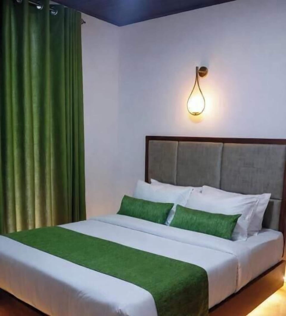 WiFi (free), bed sheets