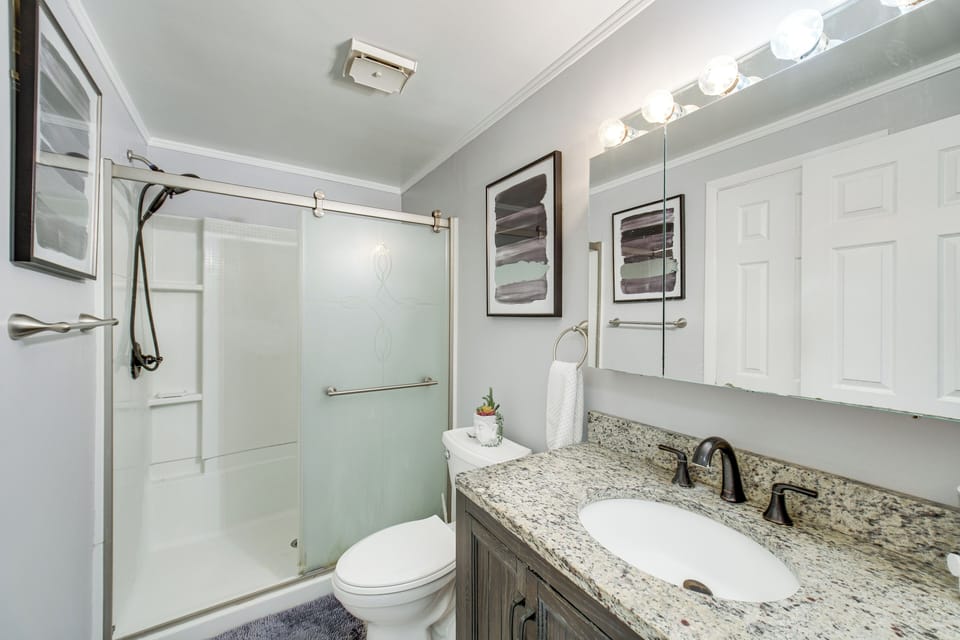 Hot Tub, Gym & Office! Family Home in Massillon Cottage in Ohio