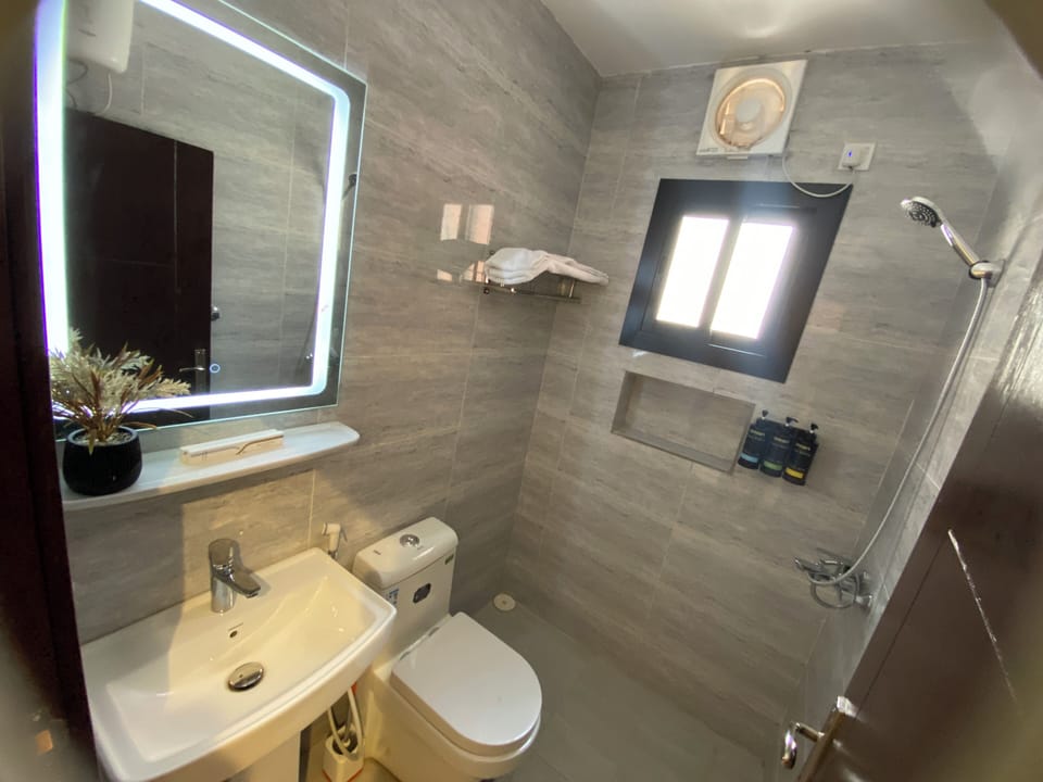 Deluxe Apartment | Bathroom