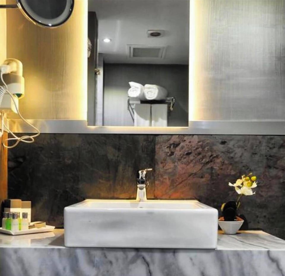 Comfort Double Room, City View | Bathroom | Free toiletries, hair dryer, towels, soap