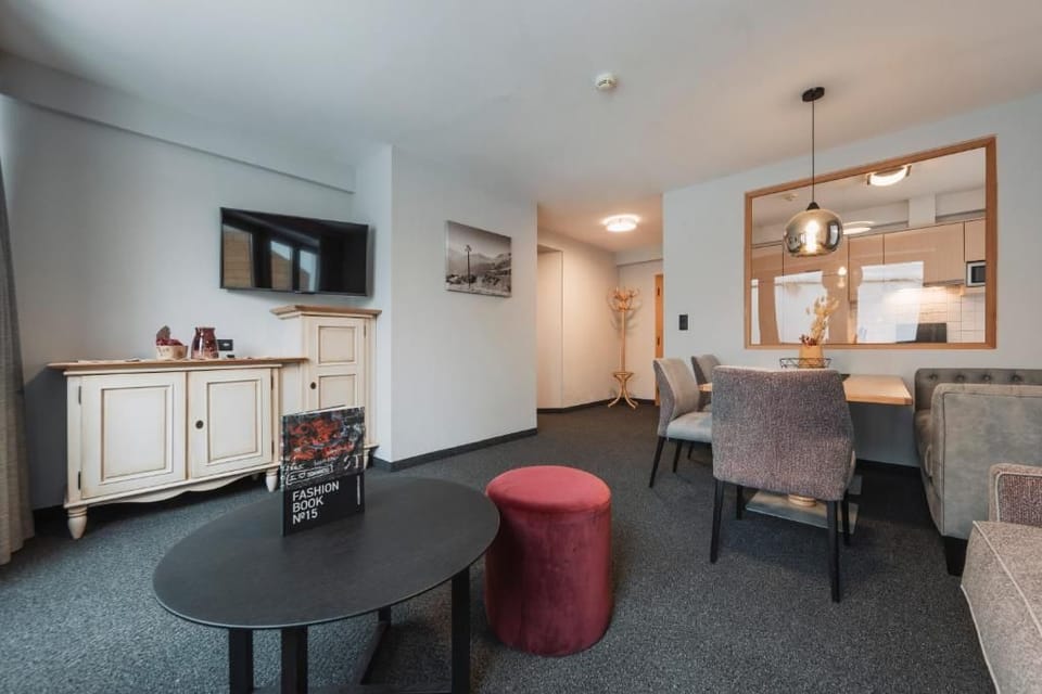 Comfort Apartment, Balcony, Mountain View | Living area | Smart TV