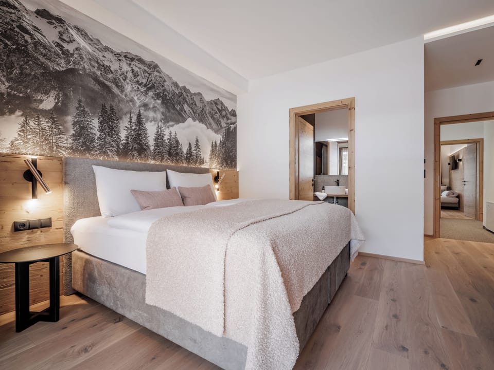 Desk, laptop workspace, WiFi (free), bed sheets