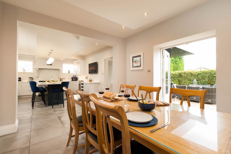 House | 5 bedrooms, high-speed internet