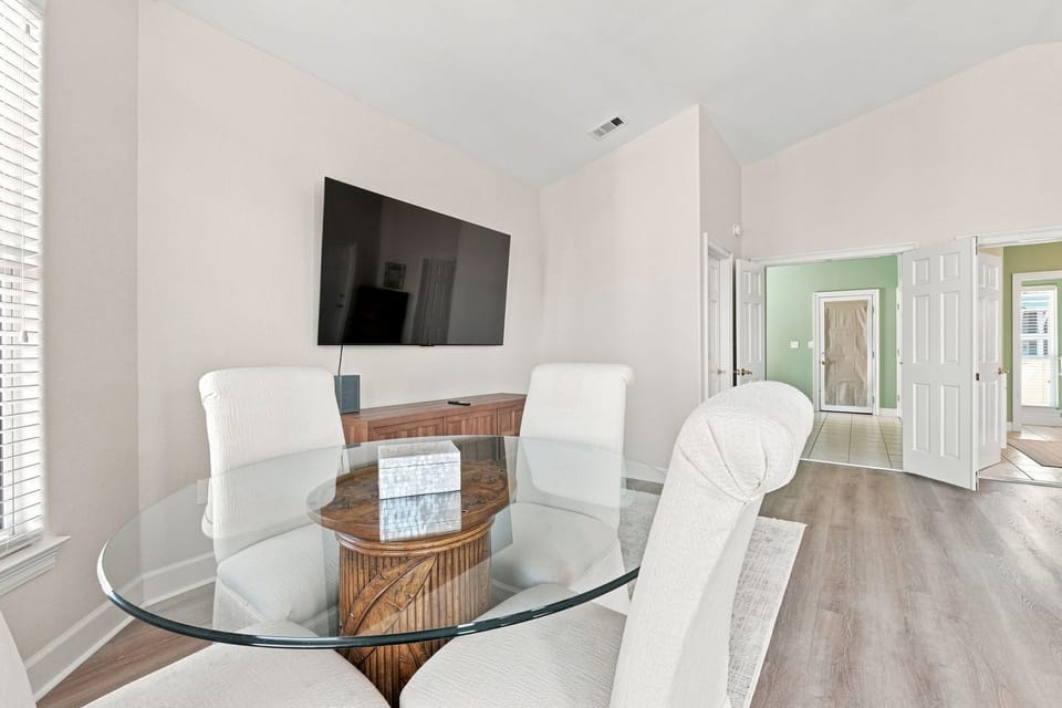 House, Multiple Beds, Partial Ocean View (Vizcaya East 1028) | Dining