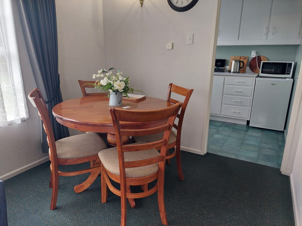Standard Apartment, 2 Bedrooms, Garden View | Dining