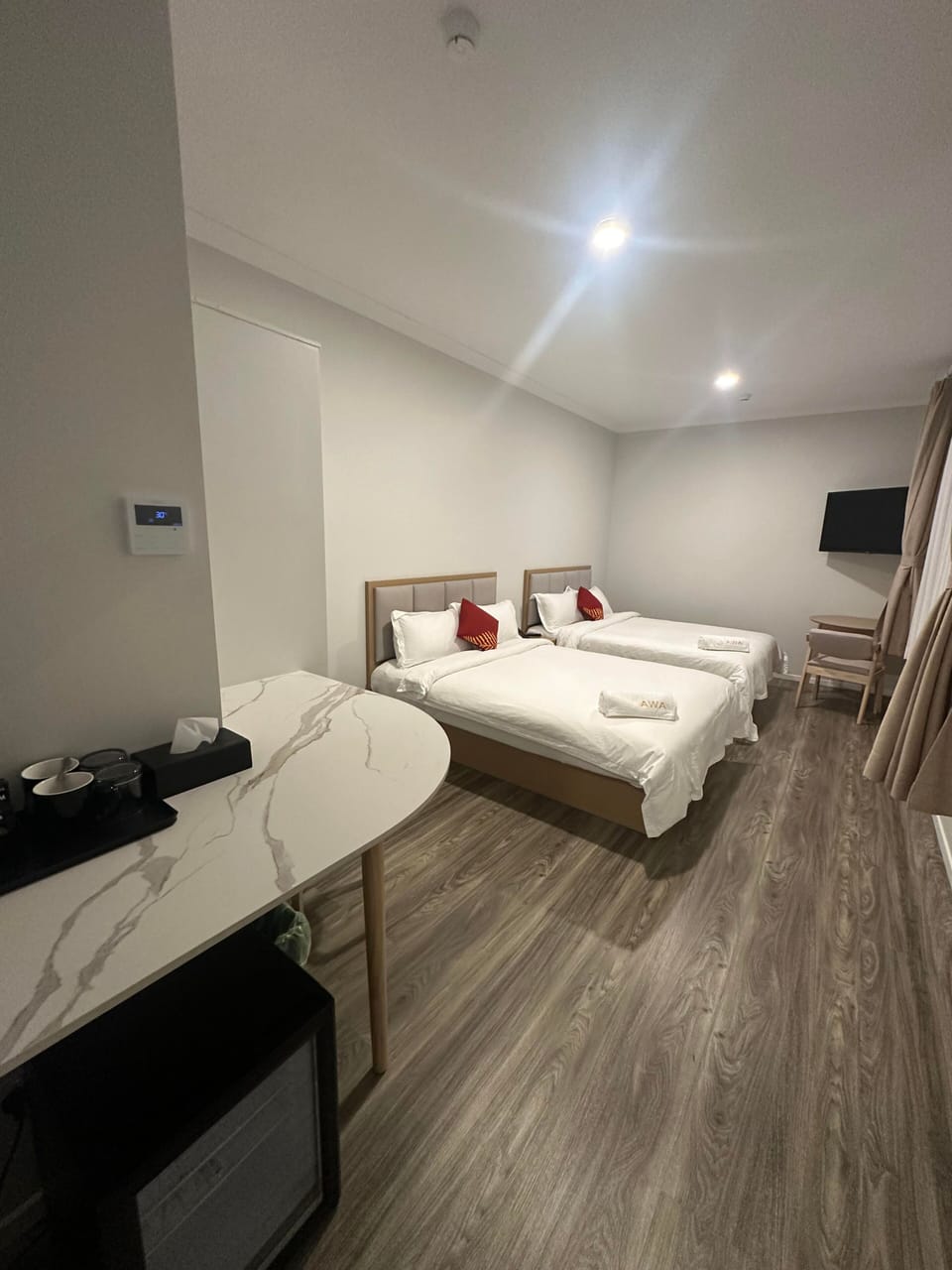 Deluxe Twin Room, Mountain View | In-room safe, iron/ironing board, WiFi (free), bed sheets