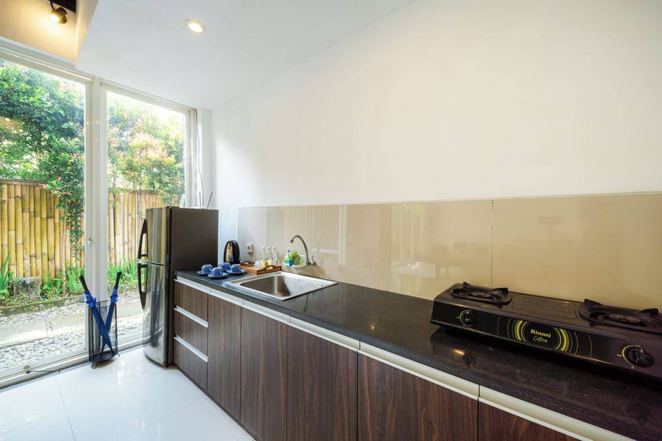 Deluxe Villa | Private kitchen | Fridge, stovetop, cookware/dishes/utensils