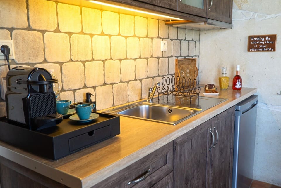 Suite Sea View | Private kitchen | Coffee/tea maker, fridge, stovetop, cookware/dishes/utensils
