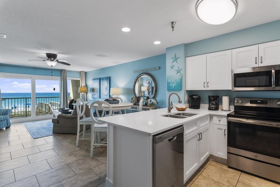 Condo, 1 King Bed with Sofa bed (Seafarer 108- The Peachy Pelican) | Private kitchen