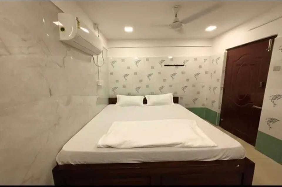 Egyptian cotton sheets, premium bedding, in-room safe, desk