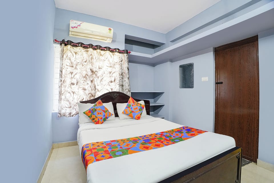 Egyptian cotton sheets, premium bedding, in-room safe, desk