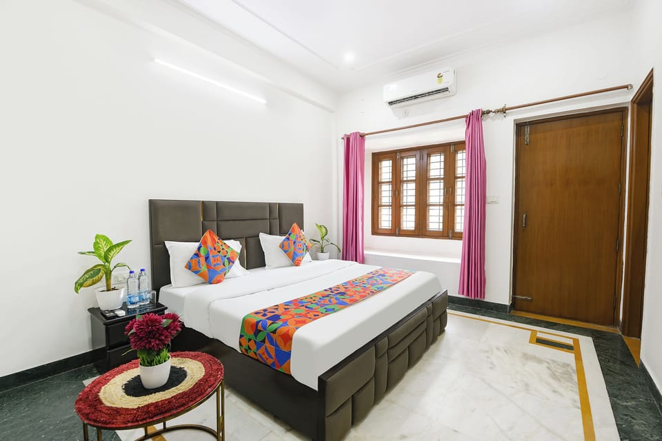 Egyptian cotton sheets, premium bedding, in-room safe, desk