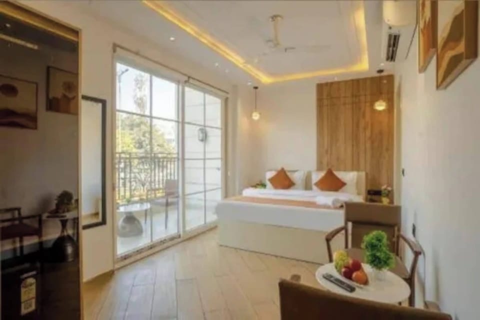 Suite | Egyptian cotton sheets, premium bedding, in-room safe, desk