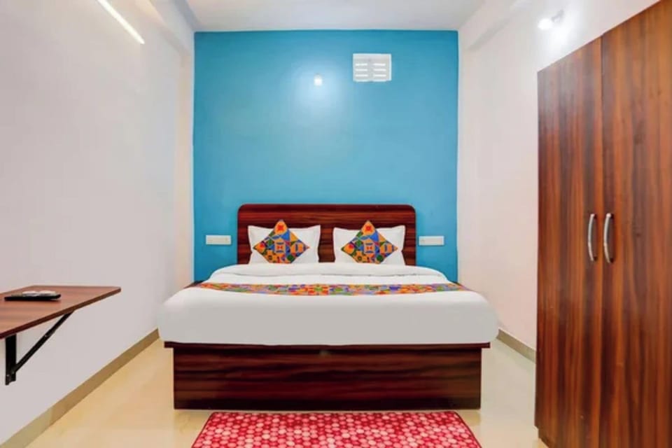 Egyptian cotton sheets, premium bedding, in-room safe, desk