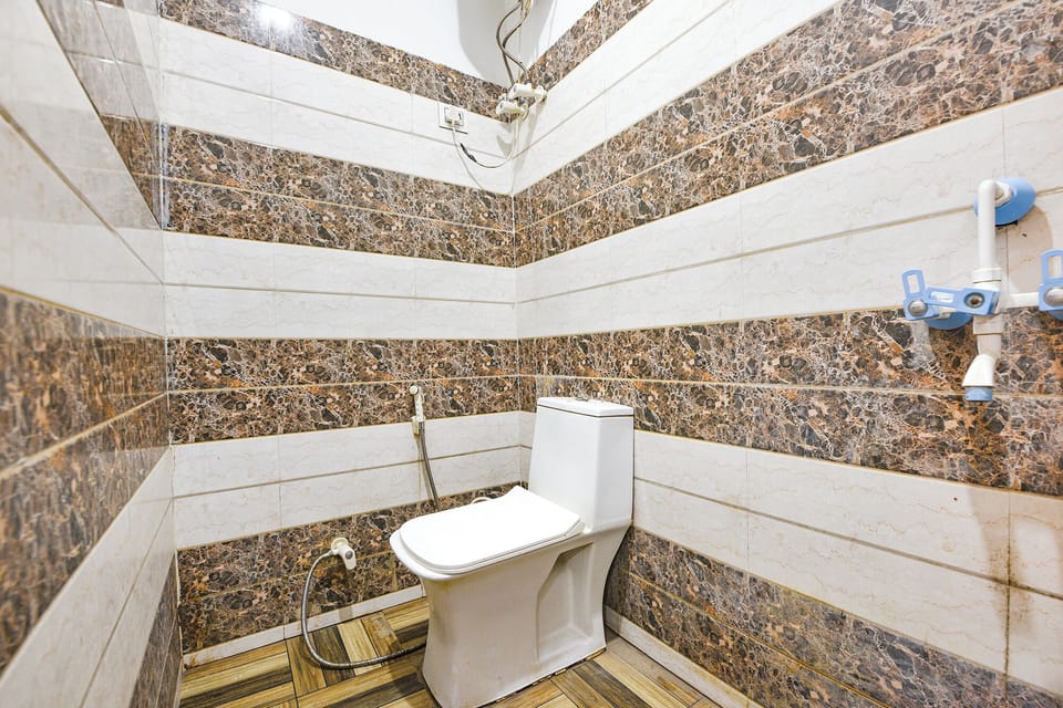 Shower, rainfall showerhead, free toiletries, towels