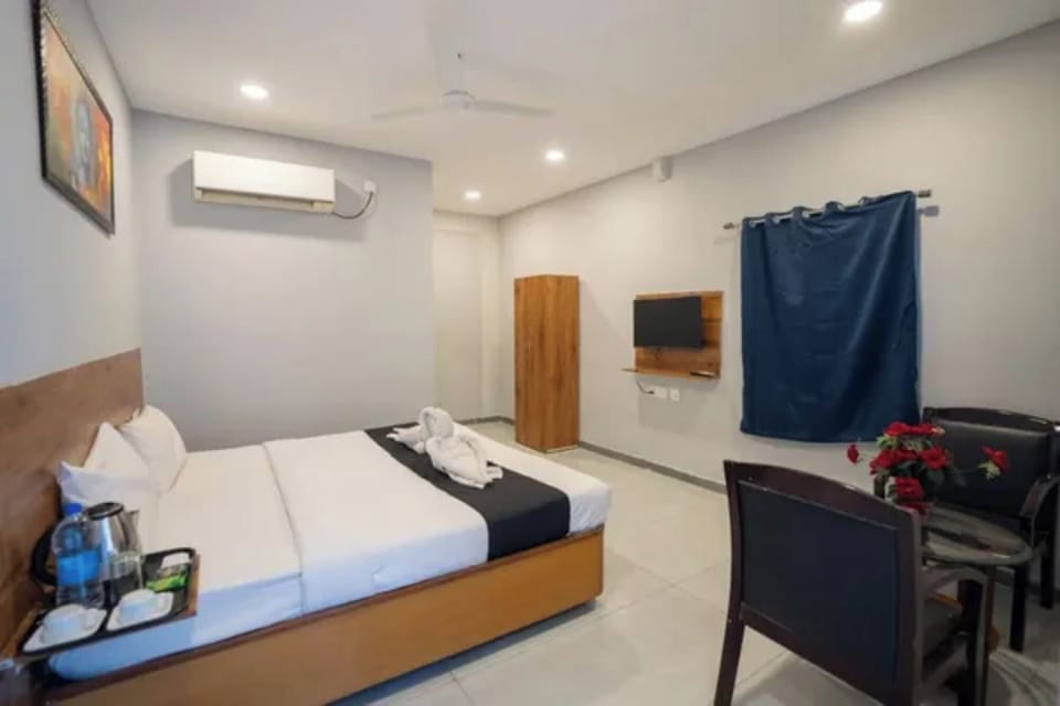 Egyptian cotton sheets, premium bedding, in-room safe, desk