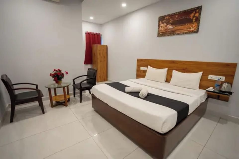 Egyptian cotton sheets, premium bedding, in-room safe, desk