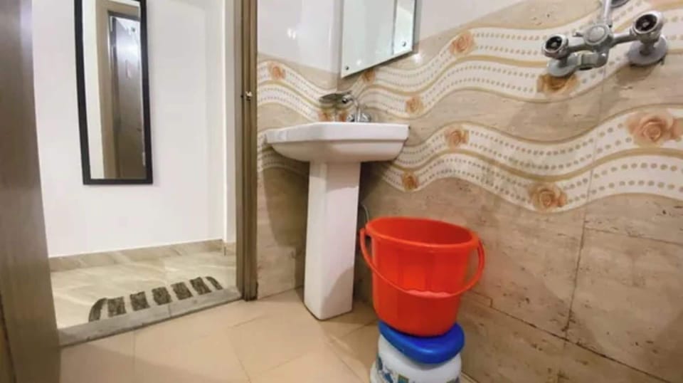Shower, rainfall showerhead, free toiletries, towels