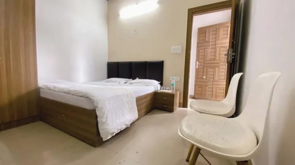 Deluxe Room | Egyptian cotton sheets, premium bedding, in-room safe, desk