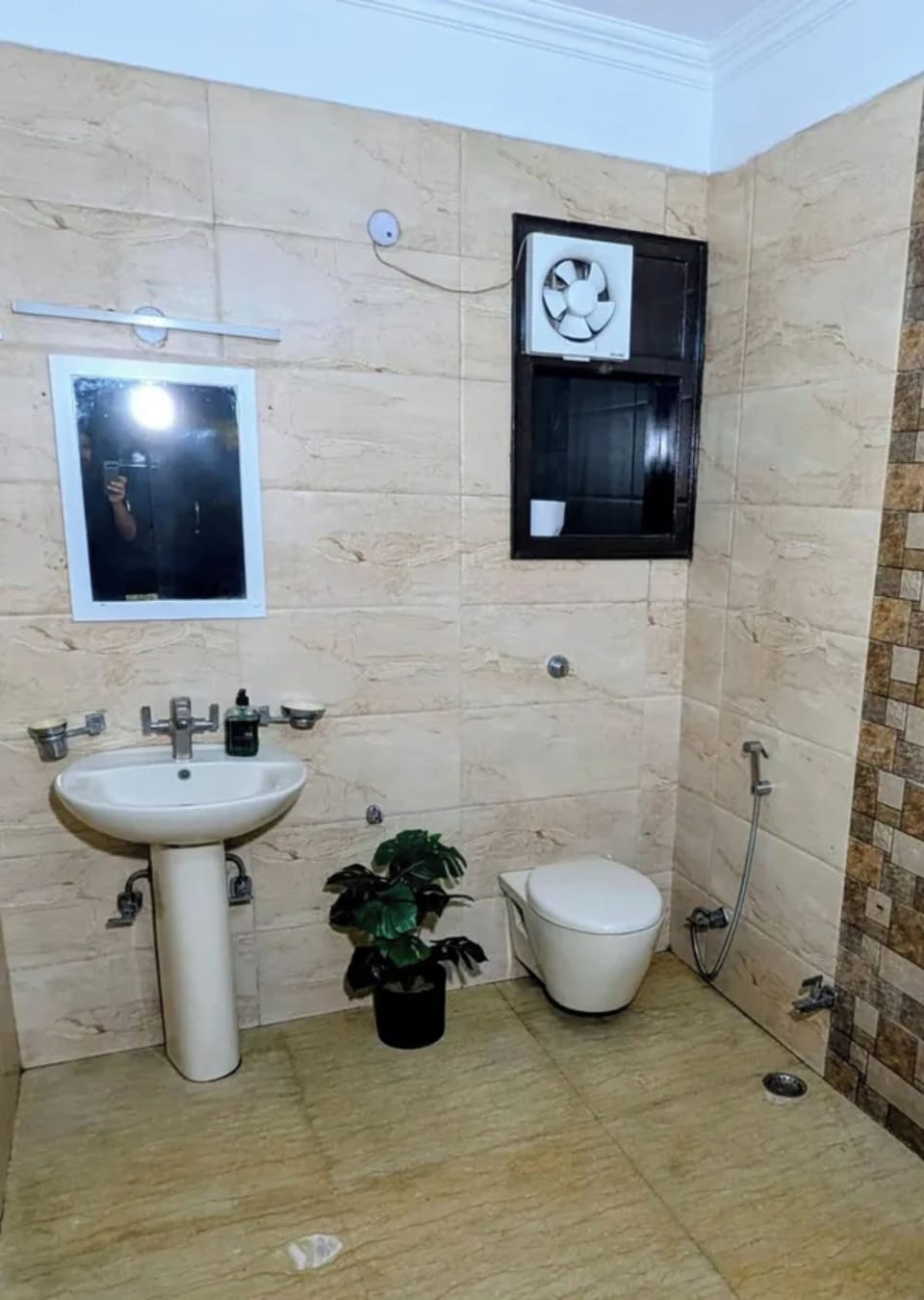 Shower, rainfall showerhead, free toiletries