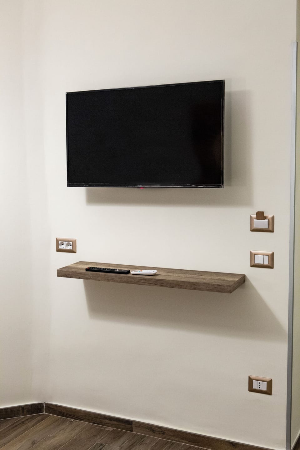Triple Room, Multiple Beds, Non Smoking, Private Bathroom | Television