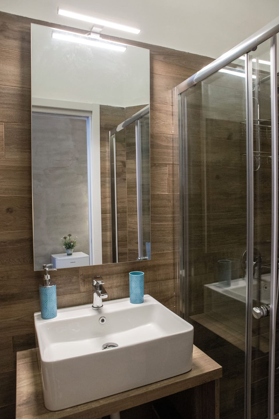 Triple Room, Multiple Beds, Non Smoking, Private Bathroom | Bathroom | Shower, free toiletries, hair dryer, towels