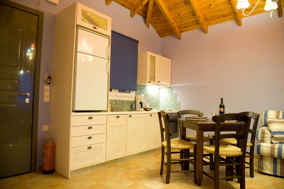 Deluxe Studio | Private kitchen | Fridge, stovetop, dishwasher, coffee/tea maker