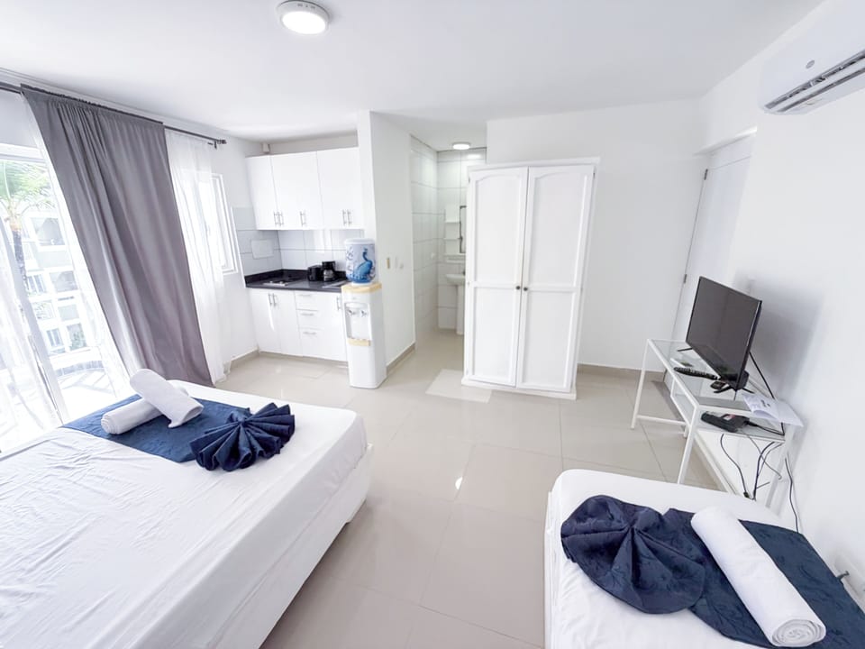 Deluxe Studio, Multiple Beds, Pool View | Bed sheets