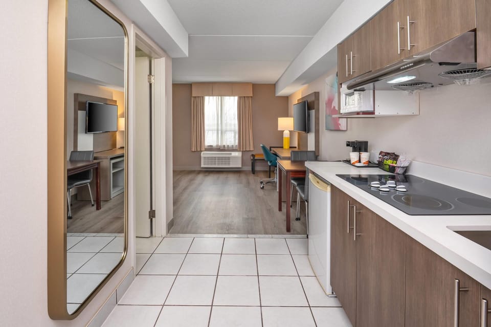 Suite, 1 Double Bed, Non Smoking | Down comforters, in-room safe, desk, iron/ironing board