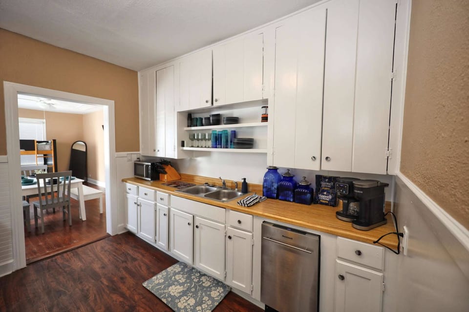 House, Multiple Beds, City View (Cotton Cottage) | Private kitchen