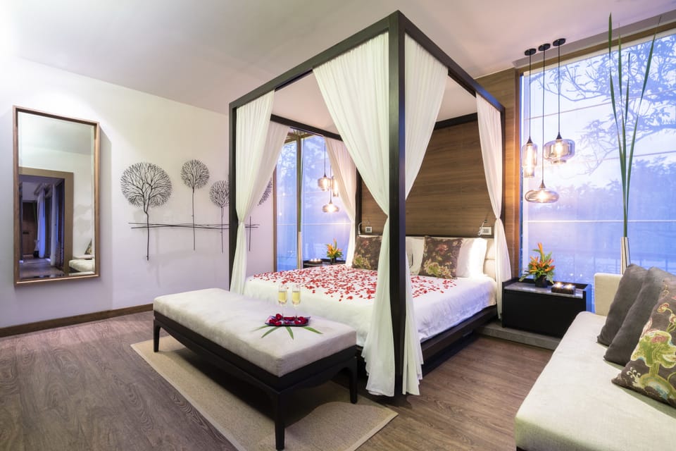 Jacuzzi Pool Suite | Minibar, in-room safe, desk, rollaway beds