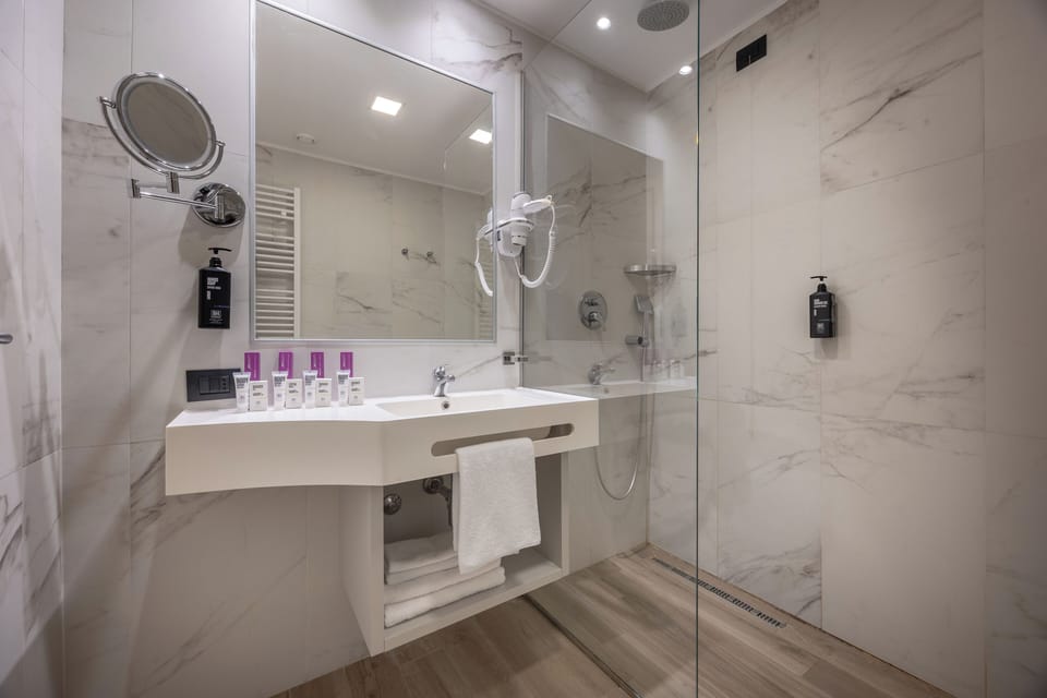 Combined shower/tub, free toiletries, hair dryer, bidet