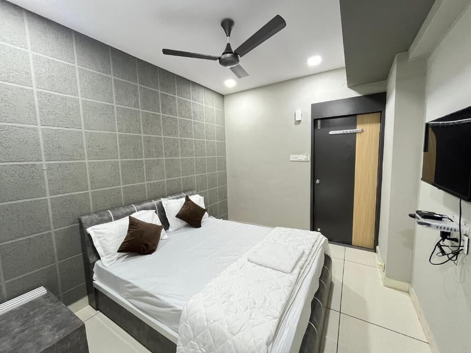 Deluxe Double Room, City View | Desk, laptop workspace, soundproofing, WiFi (free)