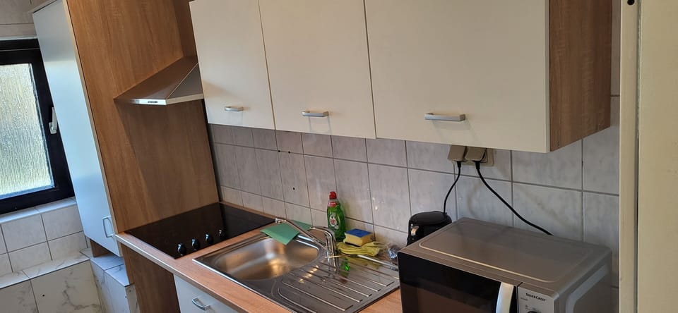 Private kitchen | Mini-fridge, microwave