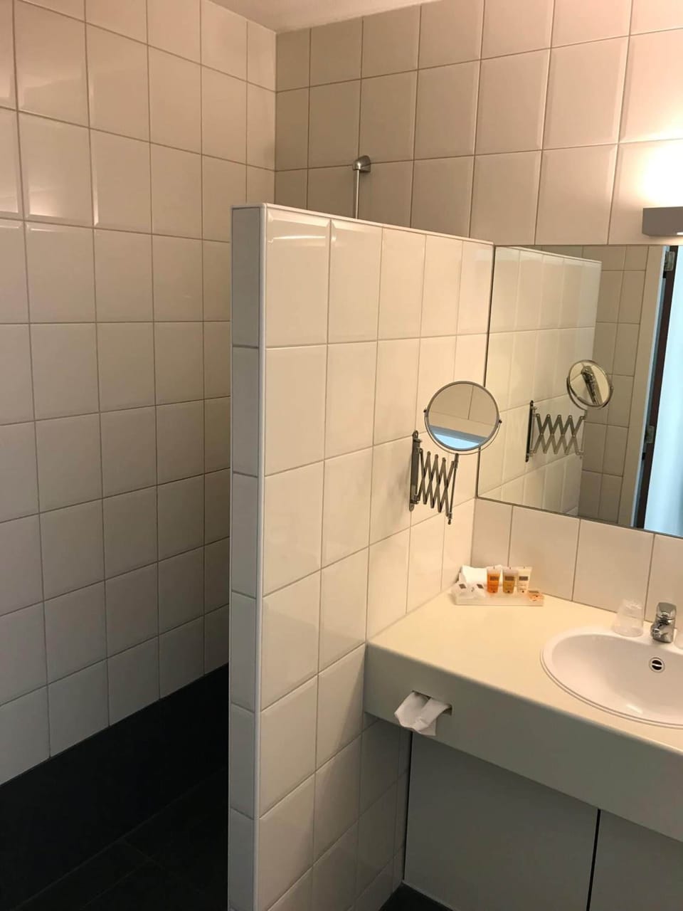 Deluxe Double Room | Bathroom | Free toiletries, hair dryer, towels