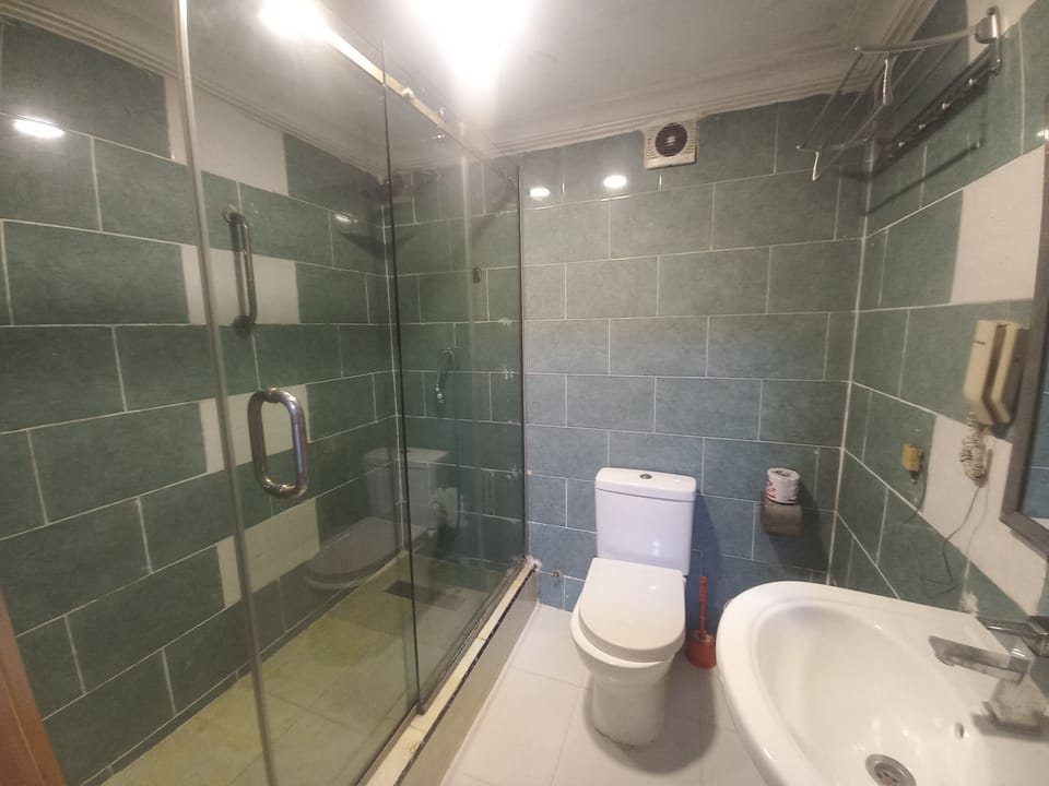Quadruple Room | Bathroom | Towels, soap, toilet paper
