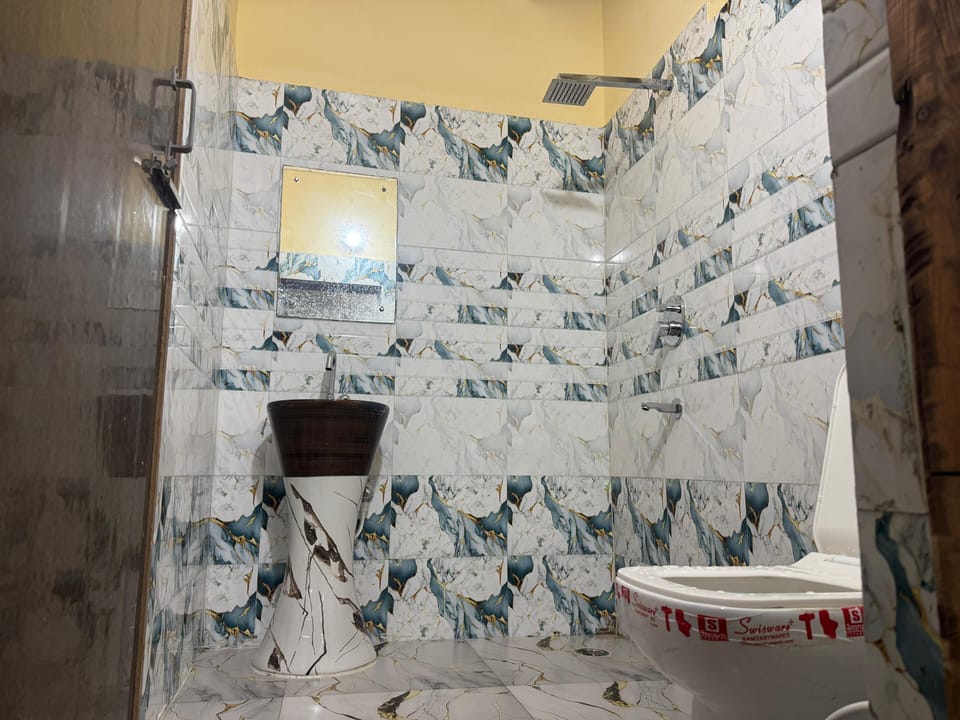 Bathtub, free toiletries, towels, soap