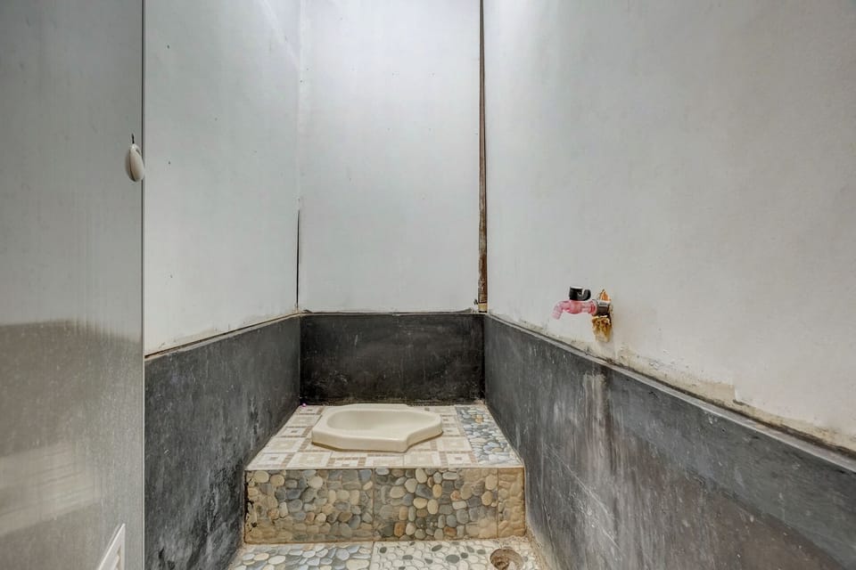 Standard Double Room | Bathroom | Shower, towels